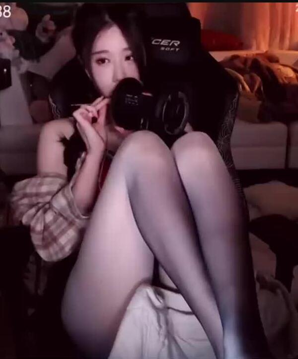 ASMR 轩子巨2兔丝袜摩擦&舔耳 片断